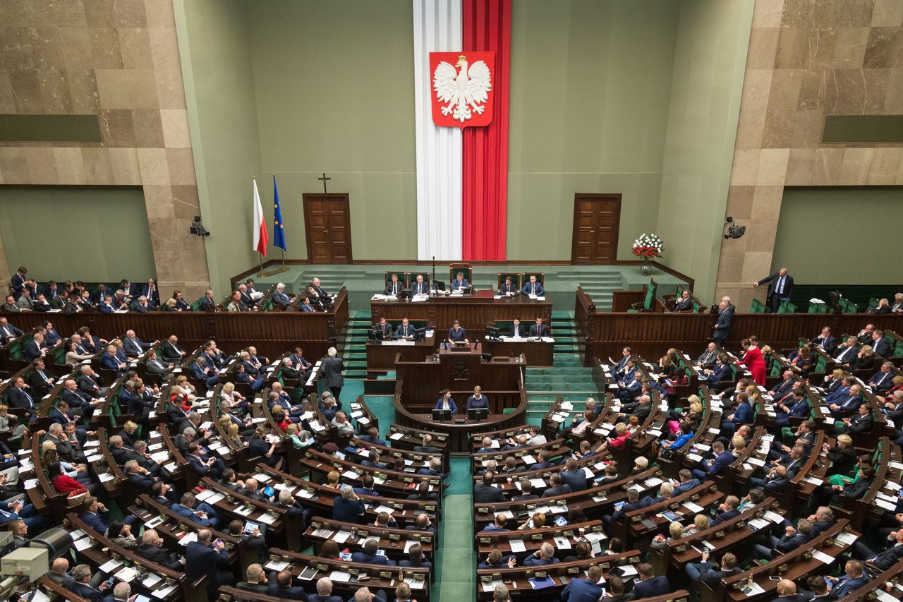 Sondaż. PiS na pierwszym miejscu. Szymon Hołownia wciąż z dobrym wynikiem