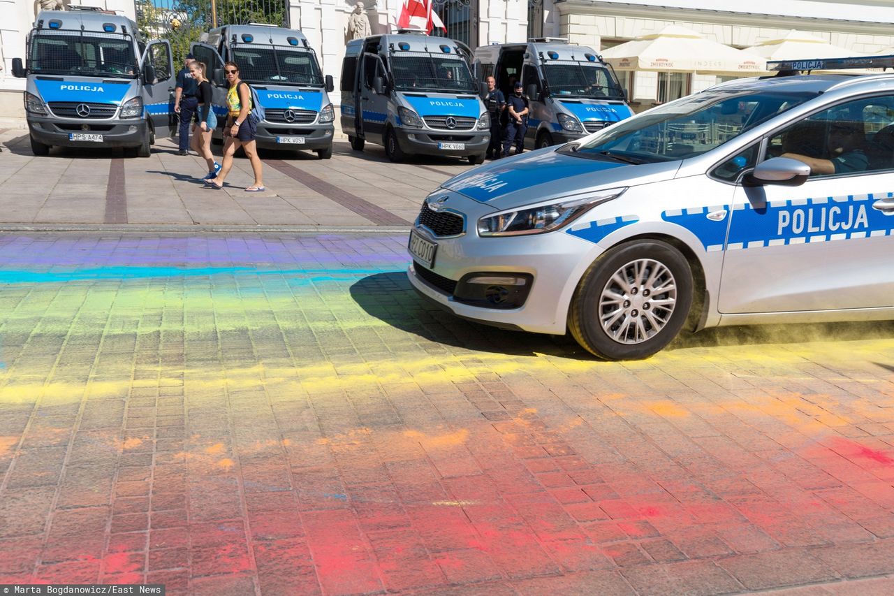 Sprawa tęczy na Krakowskim Przedmieściu. Policja komentuje swoje zachowanie