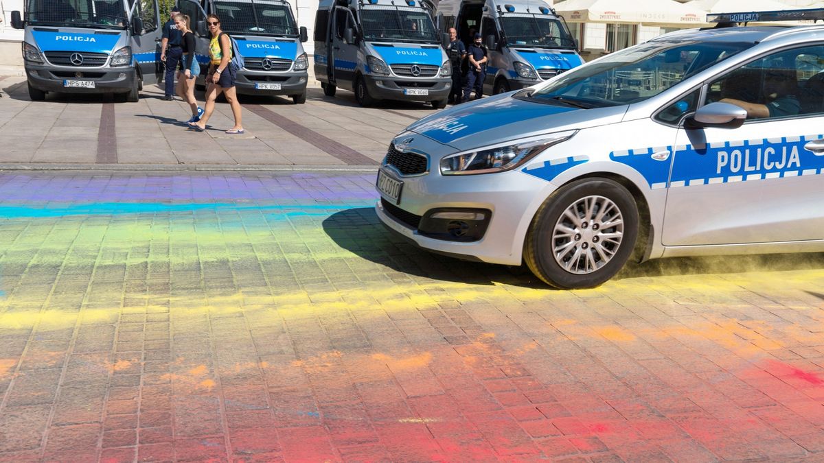 Tęcza na Krakowskim Przedmieściu w obstawie policji (fot. Marta Bogdanowicz/East News)
