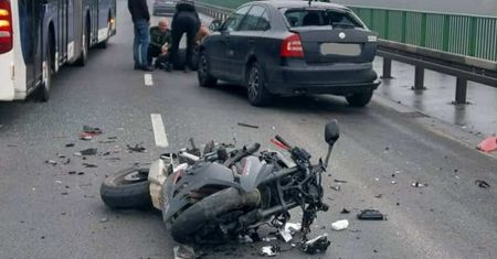 Motocyklista "wystrzelił w powietrze". Uniósł się nad inne pojazdy