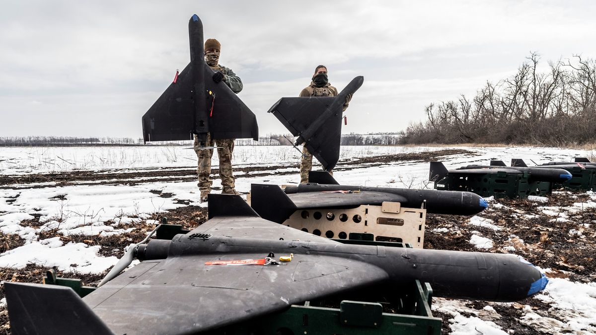 Ukraińscy żołnierze wraz z dronami SETH.

