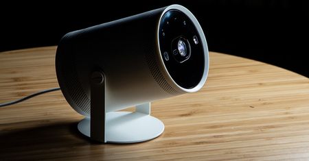 100-calowy SmartTV, którego w plecaku zabierzesz na wakacje? Recenzja projektora Samsung Freestyle