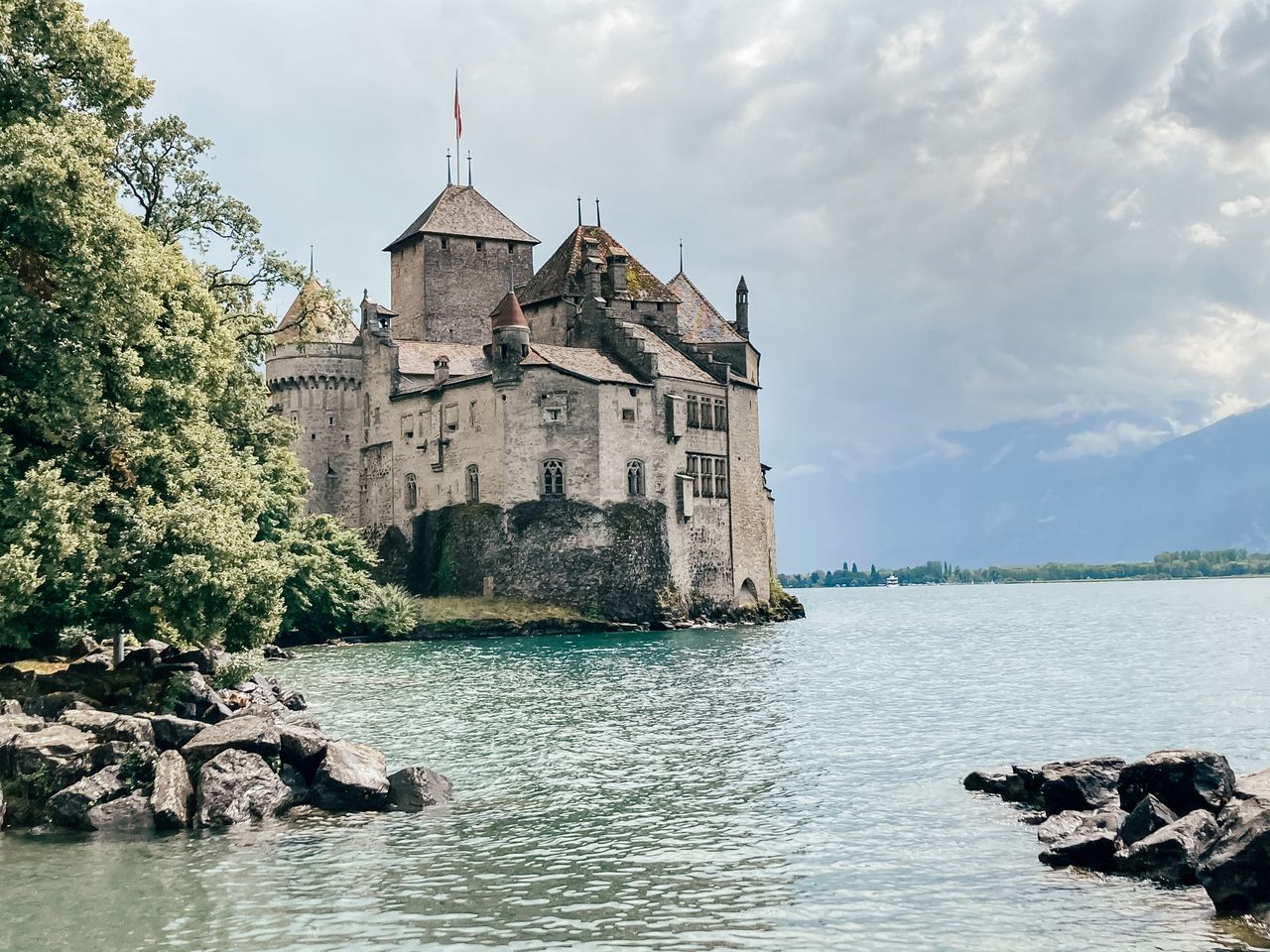 Zamek Chillon jest jednym z najpiękniej położonych w Europie