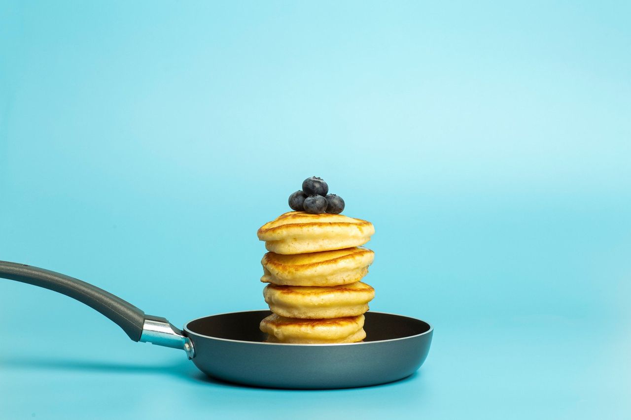 Pyszne placki na kefirze i budyniu. Zrobisz je w 20 minut, a zjesz jeszcze szybciej