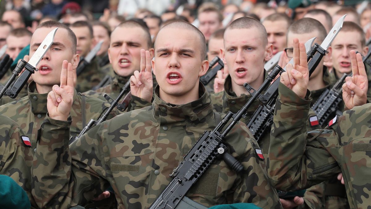 Warszawa, 02.10.2022. Uroczysta przysięga podchorążych, przyjętych na studia w czterech stołecznych uczelniach wojskowych: Wojskowej Akademii Technicznej, Akademii Wojsk Lądowych, Lotniczej Akademii Wojskowej i Akademii Marynarki Wojennej, 2 bm. na placu apelowym WAT w Warszawie. W nowym roku akademickim studia wojskowe na pierwszym roku rozpocznie niemal 1800 podchorążych. Niektórzy z nich złożyli przysięgę wojskową jeszcze przed przyjęciem na uczelnię. (amb) PAP/Paweł Supernak