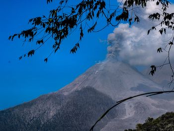 Erupcja wulkanu w Indonezji. Dym unosił się na wysokości 10 km