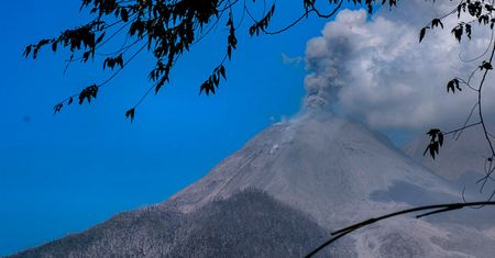 Erupcja wulkanu w Indonezji. Dym unosił się na wysokości 10 km