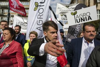 Rolnicy protestują. Agrounia zablokowała drogę krajową