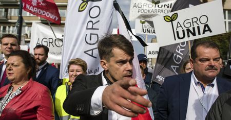 Rolnicy protestują. Agrounia zablokowała drogę krajową