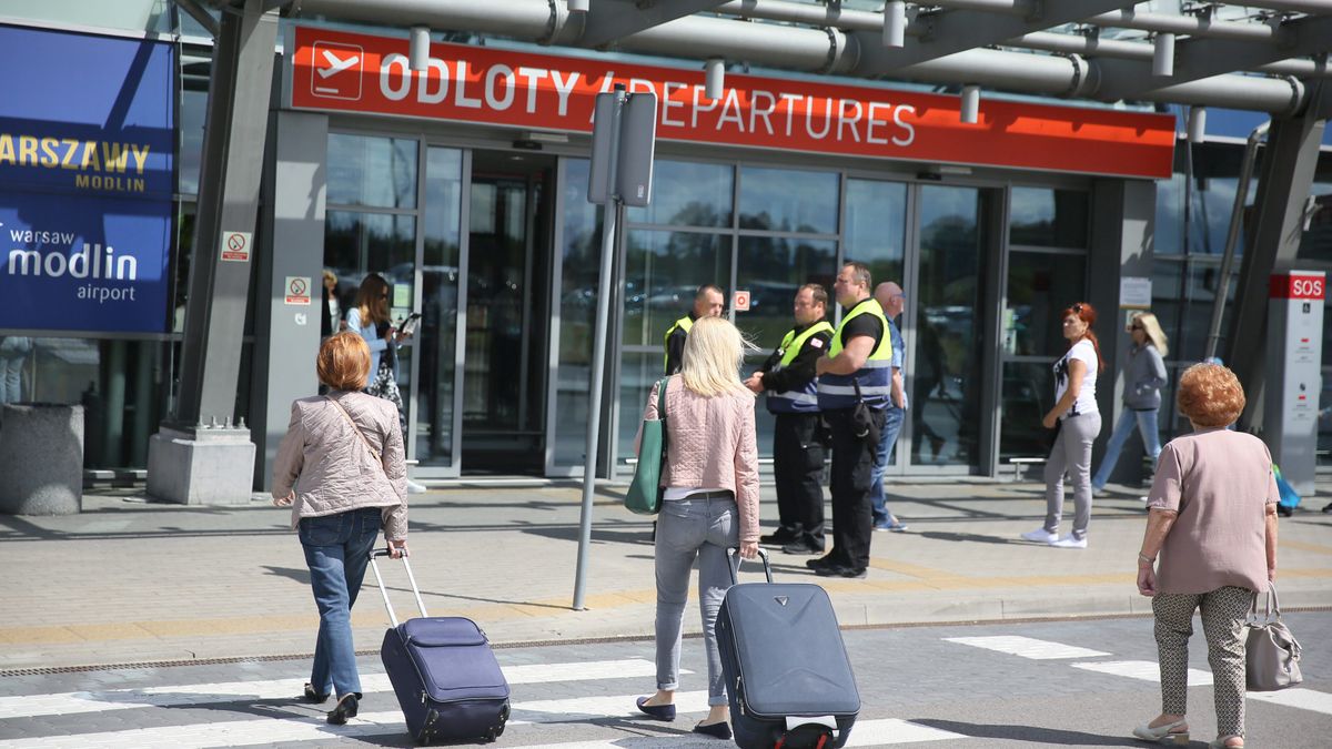 pasa�erowie
Modlin (woj. mazowieckie), 25.06.2015.  Rejsowy samolot z Oslo l�dowa�, 25 bm. w Modlinie w awaryjnym trybie - kapitan maszyny dosta� zg�oszenie, �e na pok�adzie jest podejrzany pakunek. Alarm bombowy spowodowa� ewakuacj� pasa�er�w z samolotu i terminalu. Lotnisko czasowo zosta�o zamkni�te. Alarm okaza� si� fa�szywy, warszawska policja zatrzyma�a jego prawdopodobnego sprawc�. (tg/mgut)
PAP/Tomasz Gzell
Tomasz Gzell
alarm, bomba, fa�szywy, lotniczy, lotnisko, rejsowy, samolot, sprawca, transport, tryb awaryjny, Warszawa Modlin, podr�ni