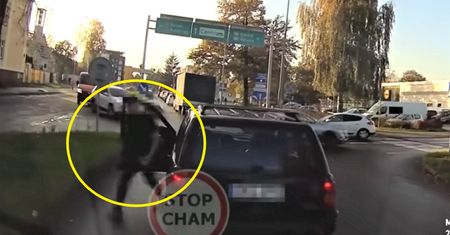 Kierowca wpadł w szał. "Coś ci nie pasuje, że po chodniczku jeżdżę?"