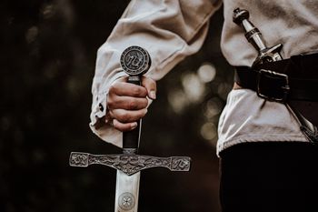 Krzyżówka dla znawców broni białej. Co wiesz o mieczach i szablach?