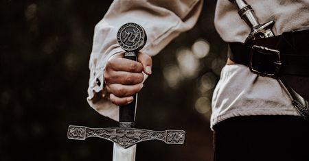 Krzyżówka dla znawców broni białej. Co wiesz o mieczach i szablach?