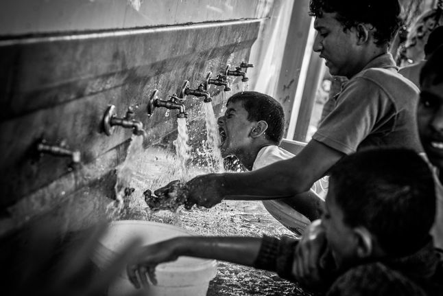 Dzieci przy jednym z dwóch ujęć czystej wody w Strefie Gazy.