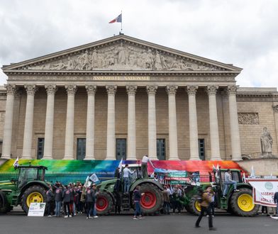 Rolnicy przed parlamentem w Paryżu. Zawieszają protest