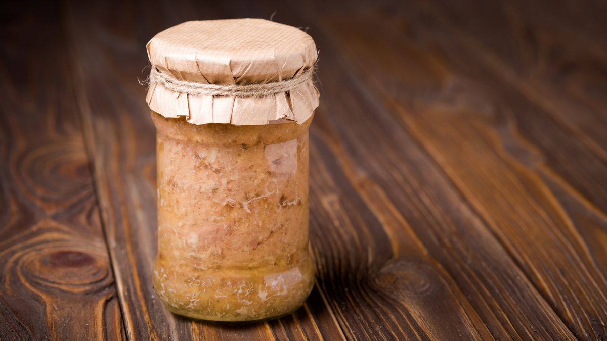 Jak zrobić domową kiełbasę w słoiku?