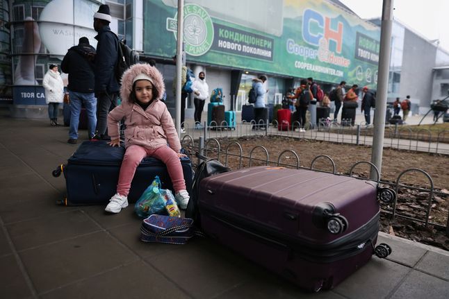 Ludzie czekający na lotnisku w Kijowie.