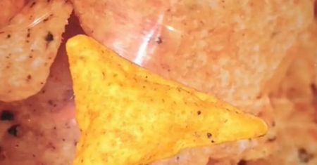 Znalazła w paczce napompowane nachos. Dostanie za nie fortunę