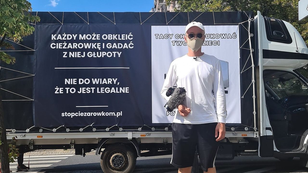"Każdy może obkleić ciężarówkę i gadać głupoty". Krzysztof Gonciarz opowiada nam o swojej akcji z busem