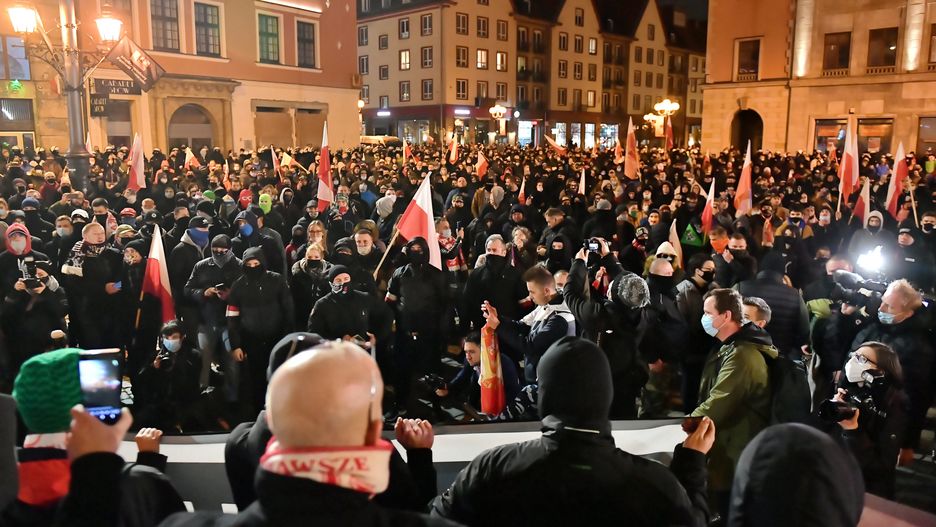 Marsz Niepodległości. Nóż, szabla, race na "spacerze". Zatrzymanym grożą kary aresztu i grzywny