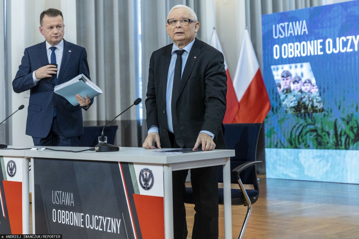 Jarosław Kaczyński i Mariusz Błaszczak przedstawiają ustawę o obronie ojczyzny, październik 2021