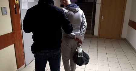 Napadł na swoją babcię z nożem. 90-latka w szpitalu