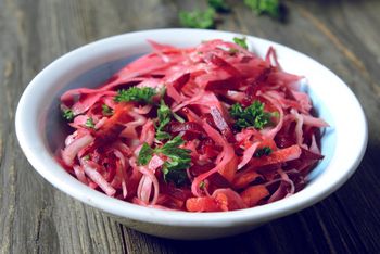 Biorę kapustę, buraki i kilka dodatków. Po chwili mam surówkę, która czyści jelita jak odkurzacz