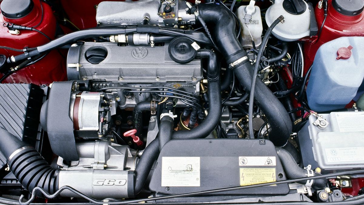 Kompresor G60 widoczny po lewej na dole, zajmuje sporo miejsca. Był to jeden z powodów wycofania się Volkswagena z tego rozwiązania.