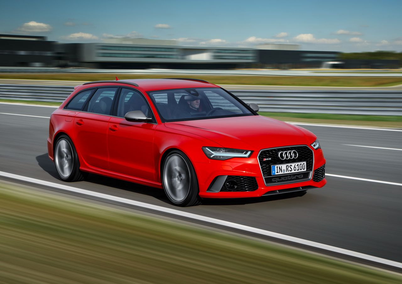 Najnowszym mieszkańcem garażu Lewandowskiego jest audi RS6 performance. 605-konny samochód poza nieziemskimi osiągami oferuje niezwykle praktyczne nadwozie, co z pewnością przydaje się piłkarzowi, który jest też ojcem.