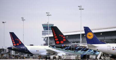 Nowy wariant koronawirusa. Państwa zamykają granice dla lotów z Afryki. Eksperci: "najprostsza, ale najbardziej bolesna dla gospodarki metoda"