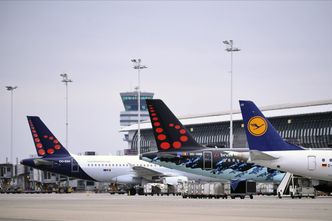 Nowy wariant koronawirusa. Państwa zamykają granice dla lotów z Afryki. Eksperci: "najprostsza, ale najbardziej bolesna dla gospodarki metoda"