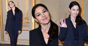 Piękna Monica Bellucci pozuje przy złotych drzwiach na premierze filmu (FOTO)