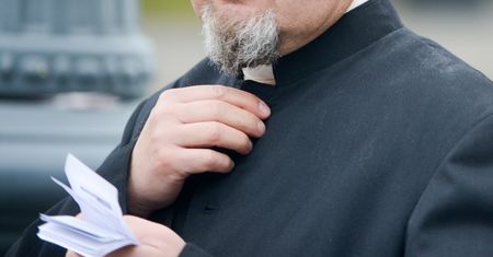 Francja. Duchowny dał zgodę na taniec na rurze. Teraz straszą go śmiercią