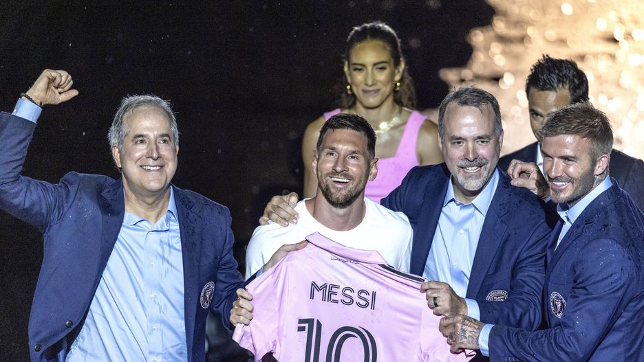 epaselect epa10750691 The Seven-time Ballon d'Or winner and World Cup Champion, Lionel Messi holds the Inter Miami CF Jersey (C) next to Inter Miami CF Managing Owner Jorge Mas (L), Jose Mas, and Inter Miami CF Co-Owner David Beckham (R) during the 'La PresentaSion' event hosted by Inter Miami CF at the Inter Miami CF and DRV PNK Stadium in Fort Lauderdale, Florida, USA, 16 July 2023. 'La PresentaSion' is an event to unveiling the team's newest signing, soccer icon Lionel Messi. EPA/CRISTOBAL HERRERA-ULASHKEVICH Dostawca: PAP/EPA.