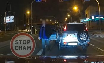 Elegancki "szeryf" nie wytrzymał. Aż wyszedł z auta. Film z Rzeszowa