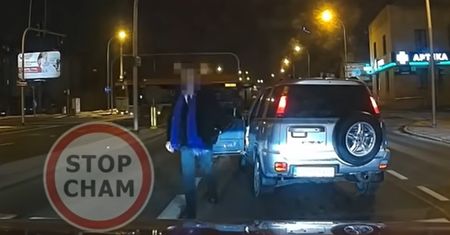 Elegancki "szeryf" nie wytrzymał. Aż wyszedł z auta. Film z Rzeszowa