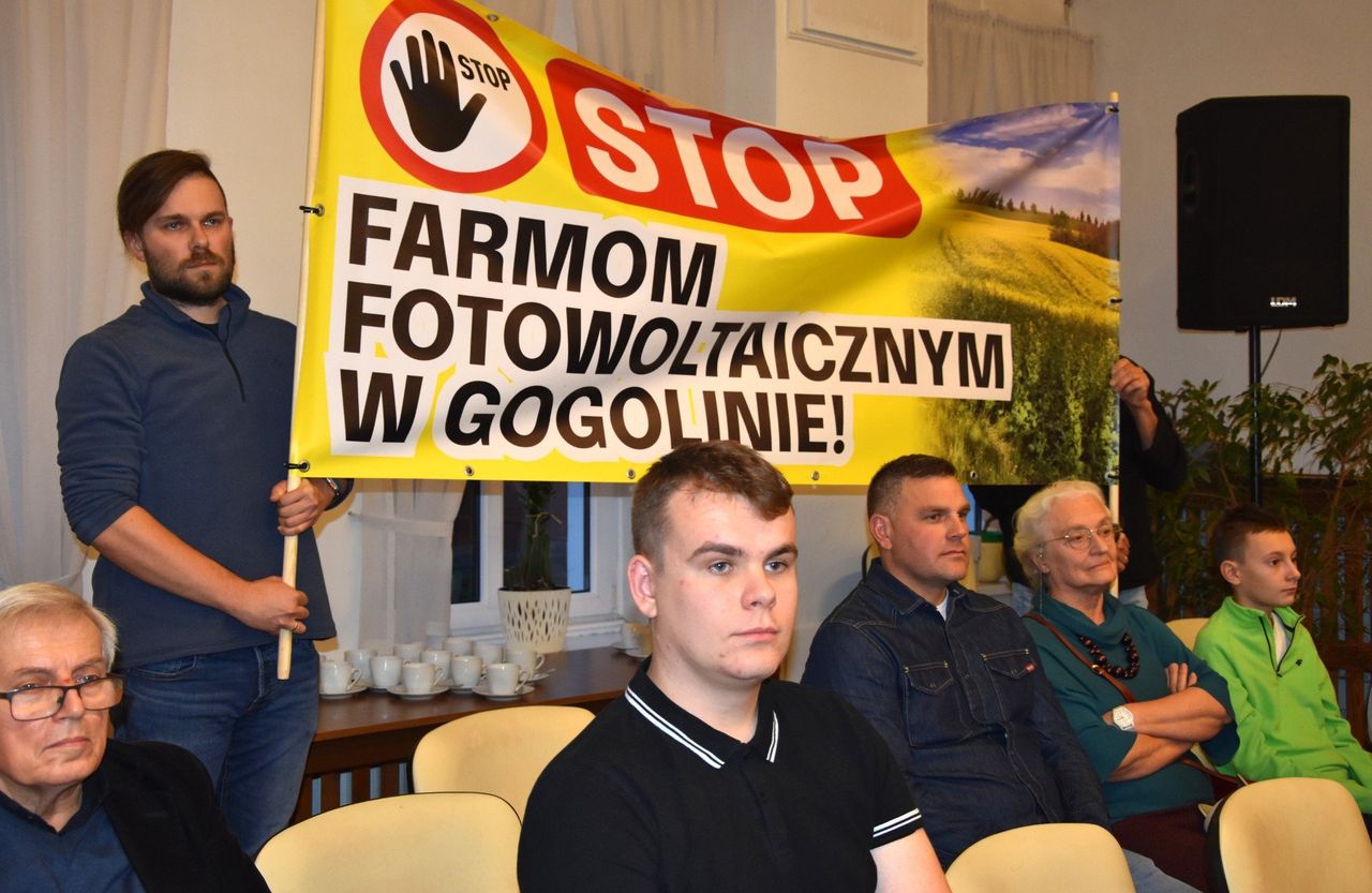 Gogolin: Mieszkańcy nie odpuszczają. Z transparentem i petycją zjechali do ratusza w Koronowie