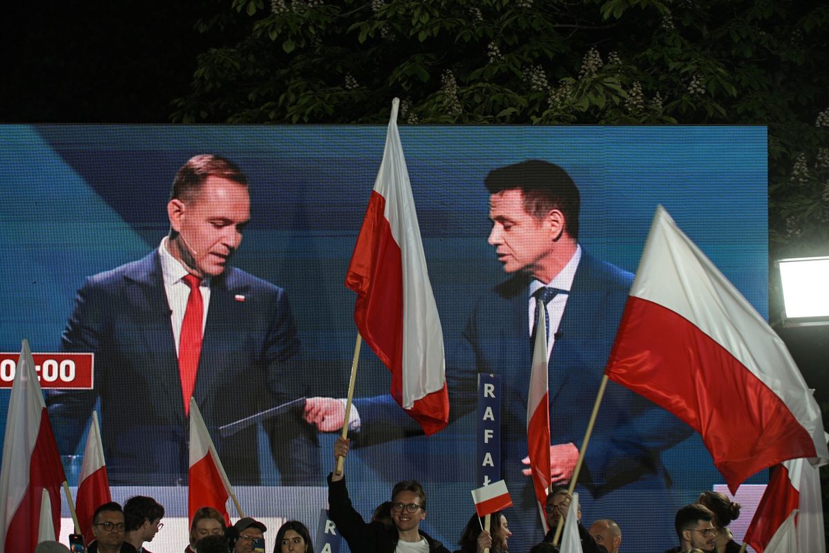 Tajemnicza koperta od Trzaskowskiego dla Nawrockiego. Wiadomo, co w niej było