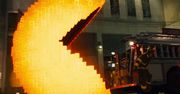Pac-Man atakuje ludzi. W filmie "Pixels" gry naprawdę szkodzą!