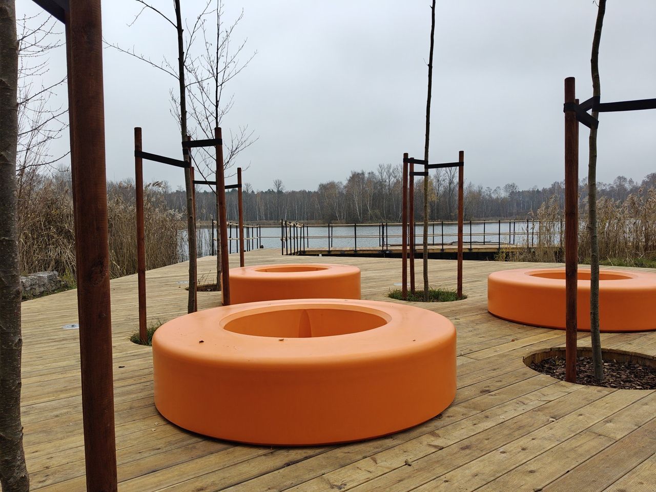 Sosnowiec: Zapomniane jezioro przeszło metamorfozę. Imponujące pomosty