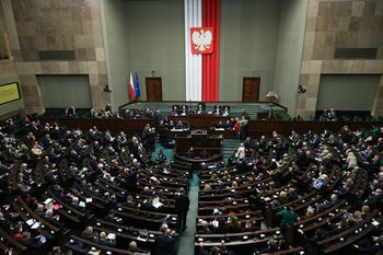 Najnowszy sondaż. Złe i dobre wieści dla prezesa PiS