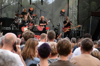 Wspaniały koncert Krzysztofa Cugowskiego na Dniach Jedlicza. Wystąpiły też m.in. grupy Czerwone Gitary i Daj To Głośniej