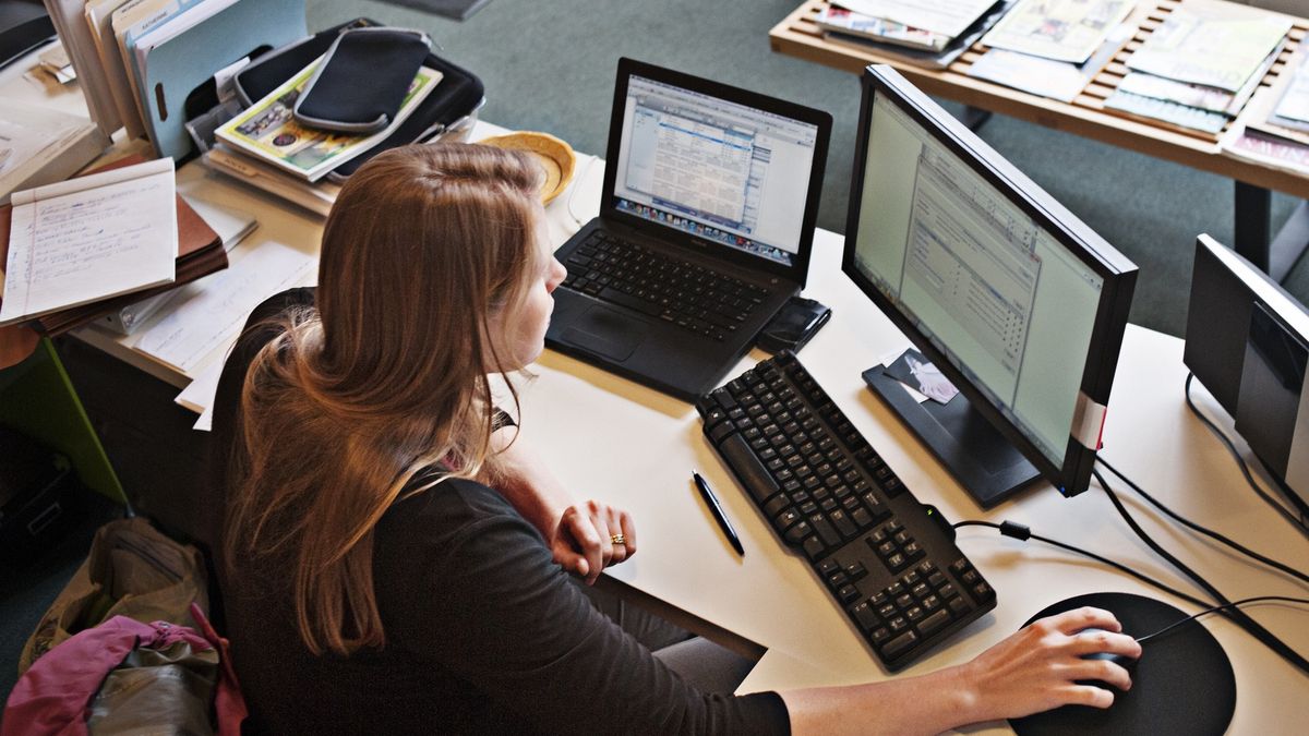 Pracodawca będzie musiał udostępnić drugi monitor lub podkładkę pod laptopa, klawiaturę oraz myszkę dla pracowników