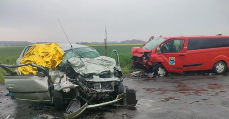 Tragiczny wypadek pod Legnicą. Nie żyje kobieta, wśród rannych dzieci