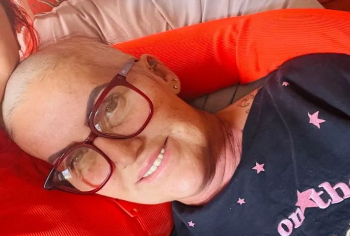 52-letnia Andrea Denn skarżyła się na ból barku. Teraz walczy z chorobą nowotworową