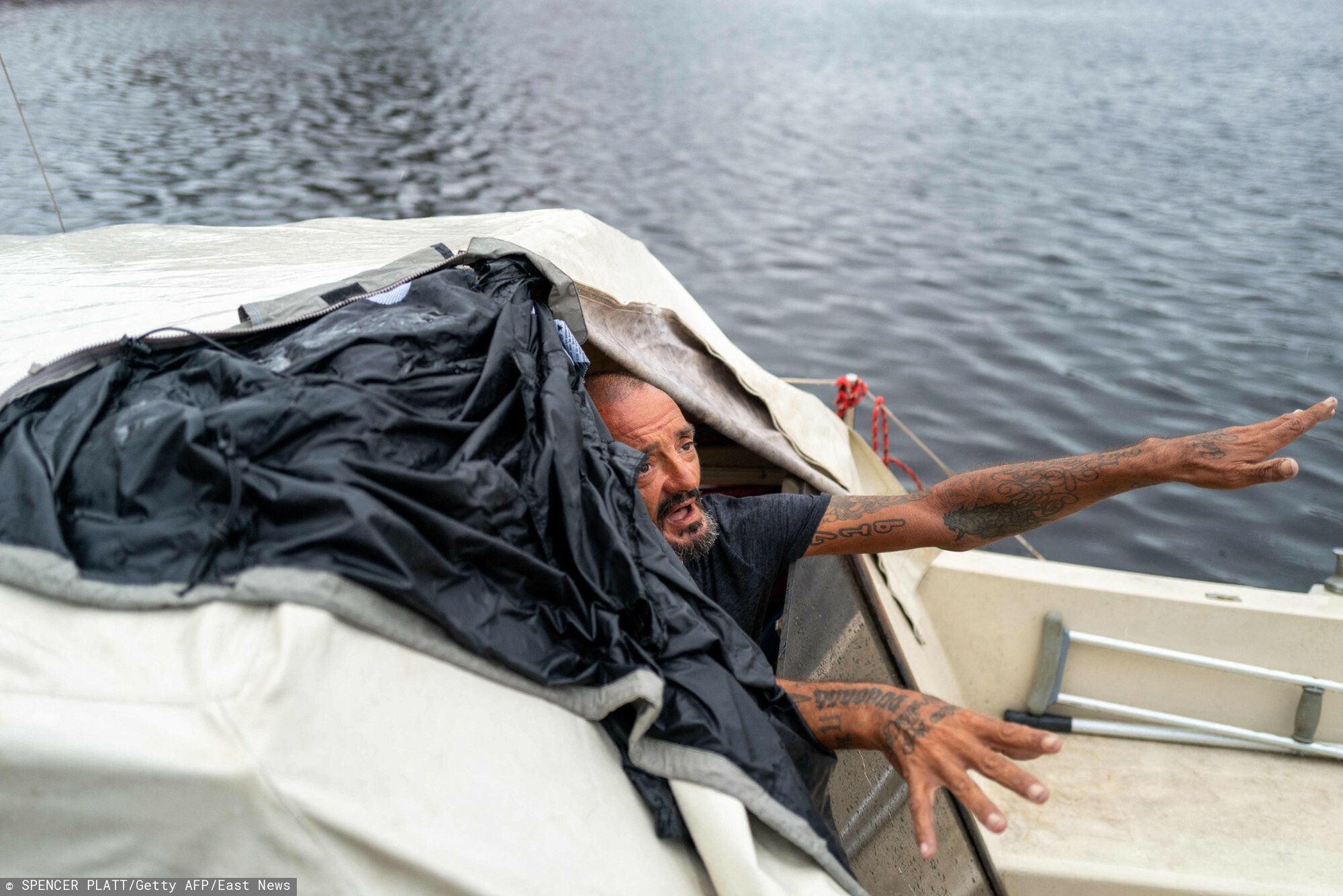 Huragan Milton uderzy? we Floryd?
TAMPA, FLORIDA - OCTOBER 09: Tampa police try to persuade a local resident who is living on his boat known as Jay and nicknamed ?Lieutenant Dan,? to leave for his safety as Tampa prepares for the arrival of Hurricane Milton on October 09, 2024 in Tampa, Florida. Milton, which comes just after the recent catastrophic Hurricane Helene, has strengthened to a Category 4 storm as it approaches Florida?s Gulf Coast and is expected to make landfall late Wednesday.   Spencer Platt/Getty Images/AFP (Photo by SPENCER PLATT / GETTY IMAGES NORTH AMERICA / Getty Images via AFP)
SPENCER PLATT