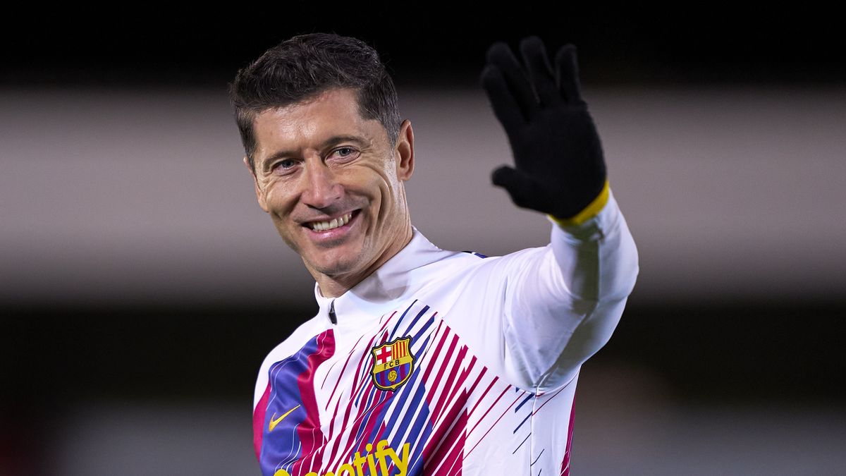 BARBASTRO, SPAIN - JANUARY 07: Robert Lewandowski of FC Barcelona during prematch warm up prior to the Copa del Rey round of 32 match between UD Barbastro and FC Barcelona at Campo Municipal de Deportes on January 07, 2024 in Barbastro, Spain. (Photo by Pedro Salado/Getty Images)