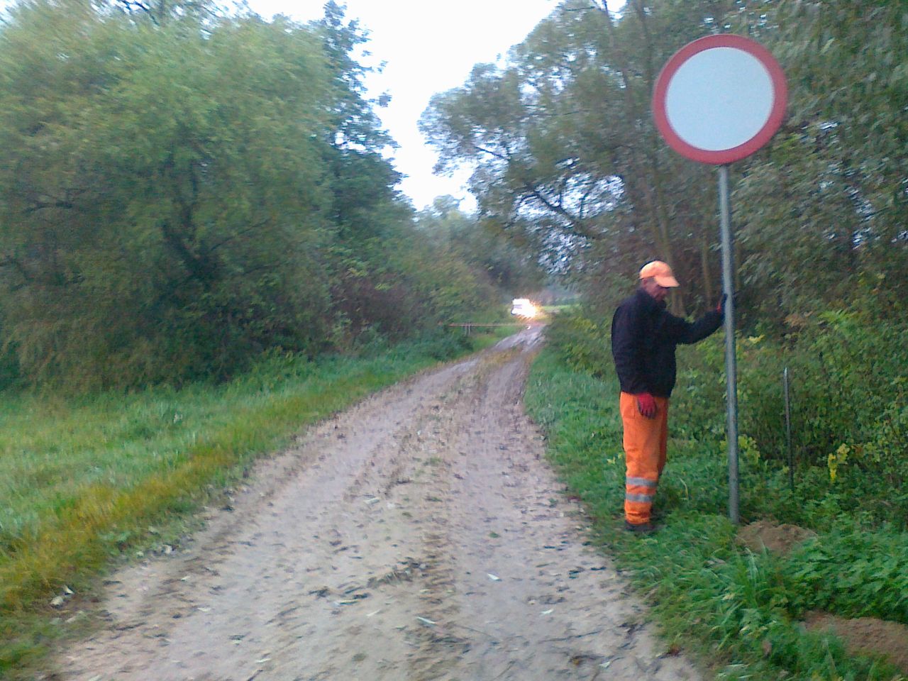 Zamknięto drogę w powiecie ostrowieckim z powodu kradzieży elementów konstrukcji mostu