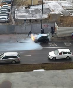 Warszawa. Pożar auta na Ochocie. "Prawdopodobnie doszło do samozapłonu"