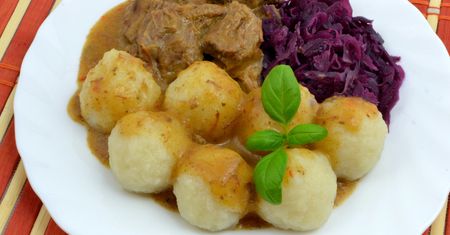 Przepis na te knedle dostałam od znajomej z Czech. U nas robi się zupełnie inaczej